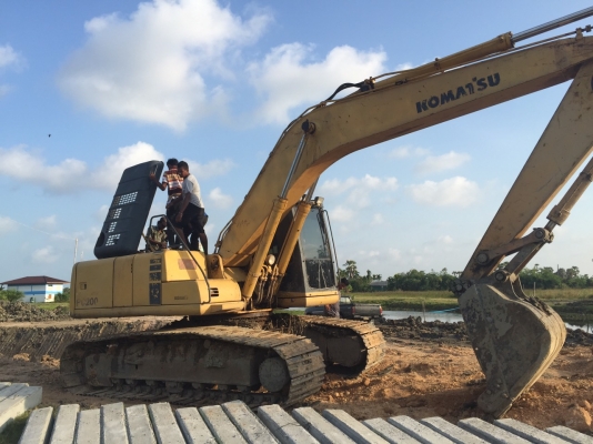 ขายรถแบคโฮ KOMATSU PC200-6 เอกสารเล่มทะเบียน ระบบไฟเต็ม เครื่องคัมมิ้น ราคา 1100000