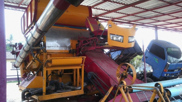 ขายถูกๆๆ..185000บาท รถเกียวข้าวศักพัฒนา..ไม่มีเครื่อง..ช่วงล่าง10HT สภาพดีมากๆคับ