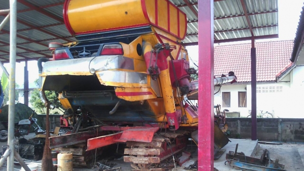 ขายถูกๆๆ..185000บาท รถเกียวข้าวศักพัฒนา..ไม่มีเครื่อง..ช่วงล่าง10HT สภาพดีมากๆคับ