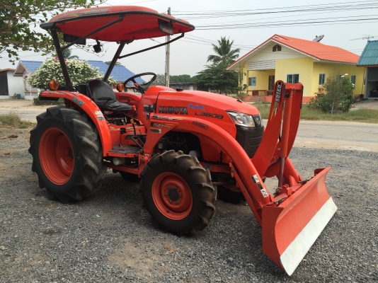 ขายด่วนรถไถคูโบต้า L3608(4WD)2เพลา พร้อมอุปกรณ์ใบมีดดันดินหน้าและผานพรวน รถสวยมีเล่มทะเบียนพร้อม สนใจโทร 081-9136451 ค่ะ
