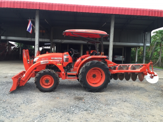 ขายด่วนรถไถคูโบต้า L3608(4WD)2เพลา พร้อมอุปกรณ์ใบมีดดันดินหน้าและผานพรวน รถสวยมีเล่มทะเบียนพร้อม สนใจโทร 081-9136451 ค่ะ