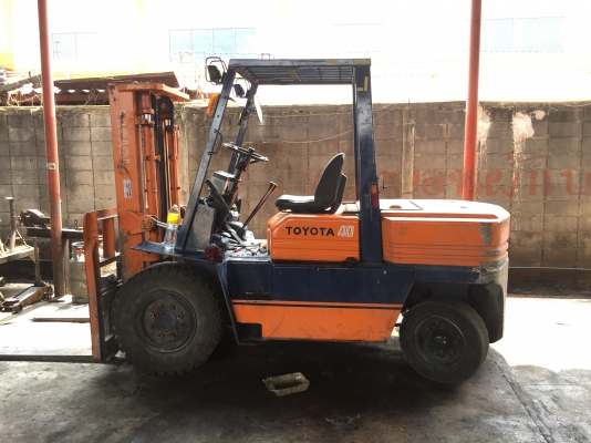 รถยกโตโยต้ารุ่น 4 น้ำหนักยก 4 ตัน เสาสูง 3 เมตร เครื่องดีเซล เกียร์ธรรมดา