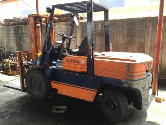 รถยกโตโยต้ารุ่น 4 น้ำหนักยก 4 ตัน เสาสูง 3 เมตร เครื่องดีเซล เกียร์ธรรมดา