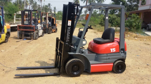 รถยก TOYOTA 6FG15 เครื่องเบนซิน 5k เสาสูง 3 เมตร ยกได้ 2 ตัน เกียร์ธรรมดายางตันหน้าหลัง  ติดต่อ 089-7949488