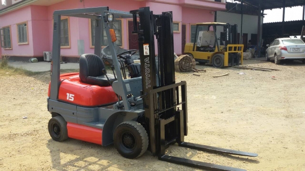 รถยก TOYOTA 6FG15 เครื่องเบนซิน 5k เสาสูง 3 เมตร ยกได้ 2 ตัน เกียร์ธรรมดายางตันหน้าหลัง  ติดต่อ 089-7949488