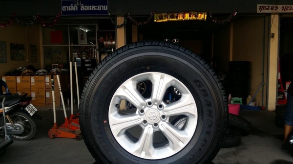 ขายล้อแม็กป้ายแดง nissan np300 navara calibre 16" พร้อมยางปี16 สนใจติดต่อ ตาเล็ก ล้อและยาง 081-3747940
