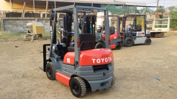 รถยก TOYOTA 6FG15 เครื่องเบนซิน 5k เสาสูง 3 เมตร ยกได้ 1.5 ตัน ยางตันหน้าหลัง เกียร์ธรรมดา  ติดต่อ 089-7949488