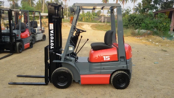 รถยก TOYOTA 6FG15 เครื่องเบนซิน 5k เสาสูง 3 เมตร ยกได้ 1.5 ตัน ยางตันหน้าหลัง เกียร์ธรรมดา  ติดต่อ 089-7949488