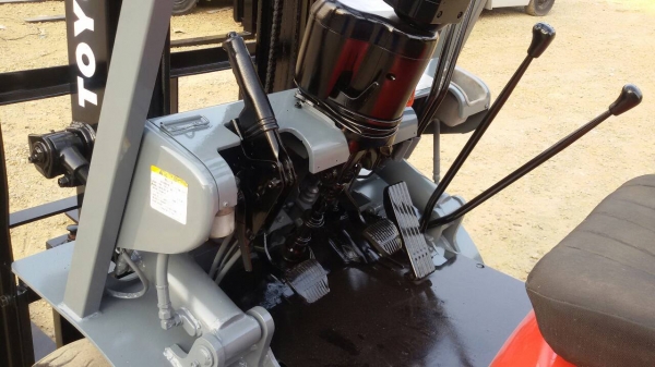 รถยก TOYOTA 6FG15 เครื่องเบนซิน 5k เสาสูง 3 เมตร ยกได้ 1.5 ตัน ยางตันหน้าหลัง เกียร์ธรรมดา  ติดต่อ 089-7949488