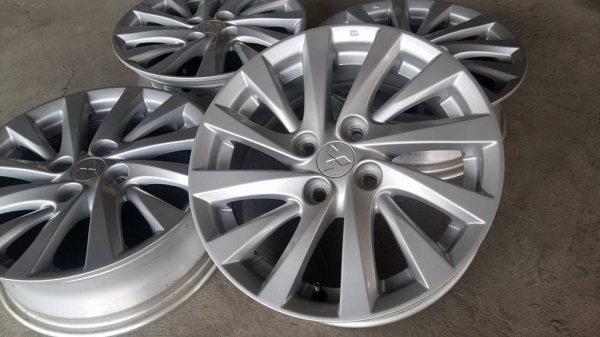 ขายล้อแม็ก mitsu attrage 15"สนใจติดต่อ ตาเล็ก ล้อและยาง 081-3747940