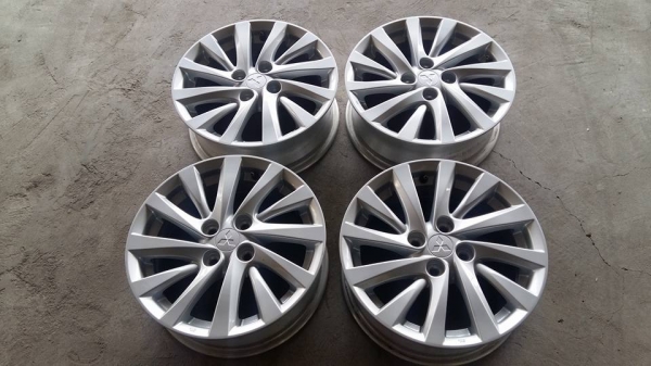 ขายล้อแม็ก mitsu attrage 15"สนใจติดต่อ ตาเล็ก ล้อและยาง 081-3747940