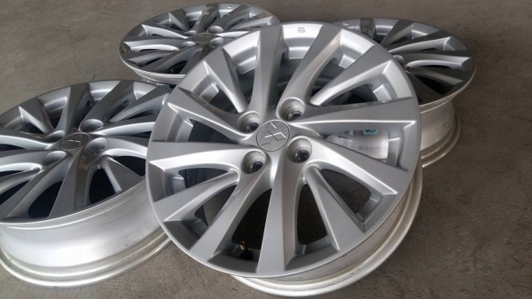 ขายล้อแม็ก mitsu attrage 15"สนใจติดต่อ ตาเล็ก ล้อและยาง 081-3747940