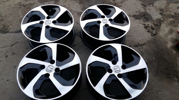 ขายล้อแม็ก honda city 15" สีดำหน้าเงา  สนใจติดต่อ ตาเล็ก ล้อและยางครับ 081-3747940