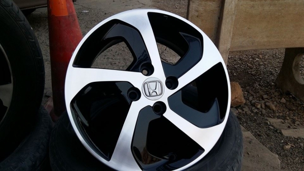 ขายล้อแม็ก honda city 15" สีดำหน้าเงา  สนใจติดต่อ ตาเล็ก ล้อและยางครับ 081-3747940