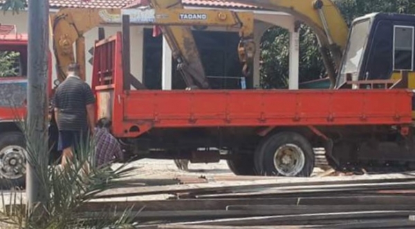 ISUZU NPR 115 HP 4BD1 รถบรรทุกหกล้อติดเครน TADANO 3 ตัน 3 ปลอก สภาพดีทั้งตัวรถและเครนพร้อมใช้งานได้เลยครับ เครื่องยนต์กำลังแรงดี ภายในเก๋งคอนโซลสวยครบ พวงมาลัยเพาเวอร์ เกียร์ยาว ภายนอกกระบะเหล็กคาร์โก้ความยาว 4.50 เมตรพื้นเหล็ก ช่วงล่างเดิมๆคัชซีสวยไม่ผุไ