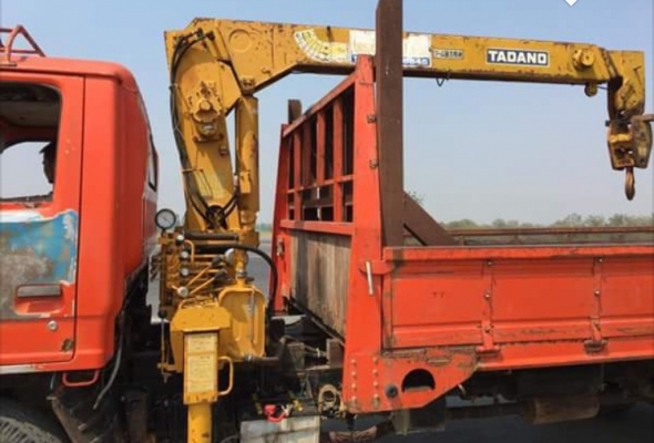 ISUZU NPR 115 HP 4BD1 รถบรรทุกหกล้อติดเครน TADANO 3 ตัน 3 ปลอก สภาพดีทั้งตัวรถและเครนพร้อมใช้งานได้เลยครับ เครื่องยนต์กำลังแรงดี ภายในเก๋งคอนโซลสวยครบ พวงมาลัยเพาเวอร์ เกียร์ยาว ภายนอกกระบะเหล็กคาร์โก้ความยาว 4.50 เมตรพื้นเหล็ก ช่วงล่างเดิมๆคัชซีสวยไม่ผุไ