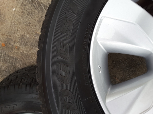 ล้อ revo พร้อมยาง bridgestone 265 65 17 ปี 15 ชุดล่ะ 24500