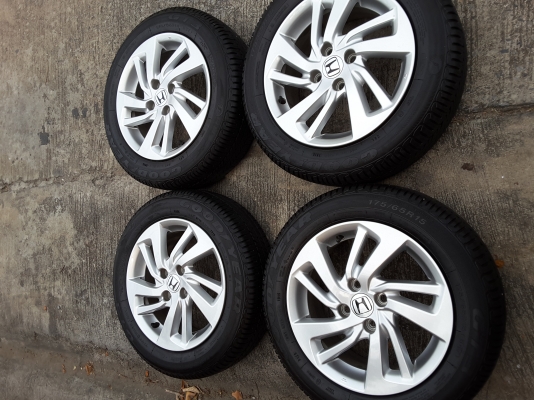 ล้อ honda jazz ขอบ 15 4รู 100 พร้อมยาง 175 65 15 ปี 15 ชุดล่ะ 9500