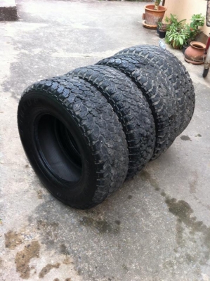 ขายยาง  DUNLOP 23570R15 ยางปี 12 ดอกยังใช้ได้ 5-7 มิล