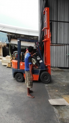 ฟอร์ดคลิฟต์โตโย้ต้า  2.5 ตัน  ติดแก๊สLPG. พร้อมใช้งาน