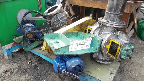 *** Sold *** ROTARY VALVE แอร์ล็อคสแตนเลส มอเตอร์ Sumitomo Cyclo Drive 1 HP. ทด 1:35 เพลาออก 42 RPM. สภาพสวย พร้อมใช้งาน.