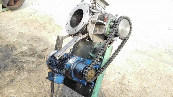 *** Sold *** ROTARY VALVE แอร์ล็อคสแตนเลส มอเตอร์ Sumitomo Cyclo Drive 1 HP. ทด 1:35 เพลาออก 42 RPM. สภาพสวย พร้อมใช้งาน.