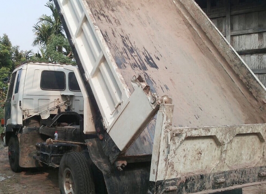 ISUZU ROCKY 175 HP 6BG1 หกล้อดั๊มพ์ กระบะดั๊มพ์เหล็ก 5 ตันความยาว 3.60 เมตรสวยสภาพดีพร้อมบรรทุกหนักได้เลย เครื่องยนต์แน่นแรงดีเดิมๆ หัวเก๋งสวยเดิมๆภายในห้องเก๋งคอนโซลสวยครบพร้อม แอร์เย็น พวงมาลัยเพาเวอร์ ระบบเบรคทริ๊ปฟี้ครบครัน ช่วงล่างแน่นคัชซีสวยดีไม่มี