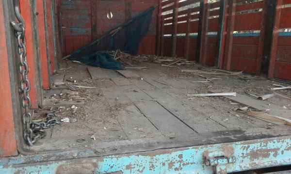 ISUZU NKR 110 HP 4BE1 ปี 36 รถบรรทุกหกล้อ กระบะคอกไม้ความยาว 4.30 เมตรสภาพดีเดิมๆพร้อมใช้งานหนักได้เลย เครื่องยนต์แห้งดีแรงดี ภายในห้องเก๋งคอนโซลสวยครบพร้อม พวงมาลัยธรรมดา เกียร์สั้น ช่วงล่างเดิมๆ 5 น็อต คัชซีไม่แตกไม่บวม ยางสภาพดีประมาณ 65\% พร้อมใช้งาน เ