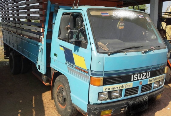 ISUZU NKR 110 HP 4BE1 ปี 36 รถบรรทุกหกล้อ กระบะคอกไม้ความยาว 4.30 เมตรสภาพดีเดิมๆพร้อมใช้งานหนักได้เลย เครื่องยนต์แห้งดีแรงดี ภายในห้องเก๋งคอนโซลสวยครบพร้อม พวงมาลัยธรรมดา เกียร์สั้น ช่วงล่างเดิมๆ 5 น็อต คัชซีไม่แตกไม่บวม ยางสภาพดีประมาณ 65\% พร้อมใช้งาน เ