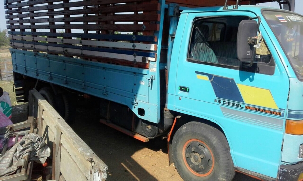 ISUZU NKR 110 HP 4BE1 ปี 36 รถบรรทุกหกล้อ กระบะคอกไม้ความยาว 4.30 เมตรสภาพดีเดิมๆพร้อมใช้งานหนักได้เลย เครื่องยนต์แห้งดีแรงดี ภายในห้องเก๋งคอนโซลสวยครบพร้อม พวงมาลัยธรรมดา เกียร์สั้น ช่วงล่างเดิมๆ 5 น็อต คัชซีไม่แตกไม่บวม ยางสภาพดีประมาณ 65\% พร้อมใช้งาน เ