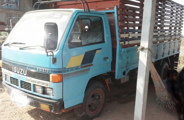 ISUZU NKR 110 HP 4BE1 ปี 36 รถบรรทุกหกล้อ กระบะคอกไม้ความยาว 4.30 เมตรสภาพดีเดิมๆพร้อมใช้งานหนักได้เลย เครื่องยนต์แห้งดีแรงดี ภายในห้องเก๋งคอนโซลสวยครบพร้อม พวงมาลัยธรรมดา เกียร์สั้น ช่วงล่างเดิมๆ 5 น็อต คัชซีไม่แตกไม่บวม ยางสภาพดีประมาณ 65\% พร้อมใช้งาน เ