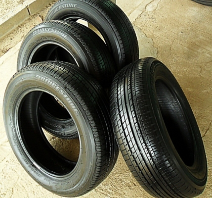 ยางขอบ15 บริดสโตน175-65-R15แตะพื้นปี14 (4เส้น 2,200บ) ยางขอบ15 บริดสโตน175-65-R15แตะพื้นปี14 (4เส้น 2,200บ)