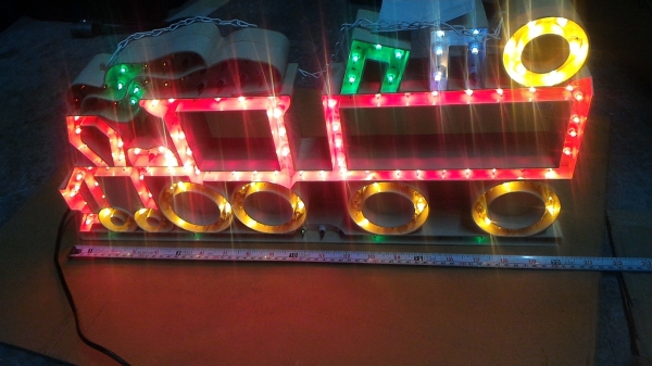 ไฟประดับตกแต่งทำเป็นรูปทรงรถไฟกระพริบมีลูกเล่นต่างๆ ใว้ตกแต่งภายในร้านตัวอาคารให้เป็นจุดเด่นน่าสนใน