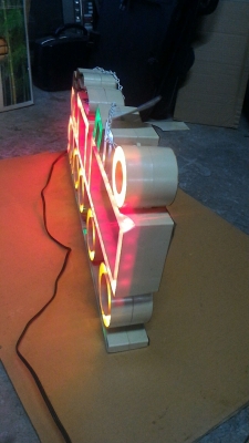 ไฟประดับตกแต่งทำเป็นรูปทรงรถไฟกระพริบมีลูกเล่นต่างๆ ใว้ตกแต่งภายในร้านตัวอาคารให้เป็นจุดเด่นน่าสนใน