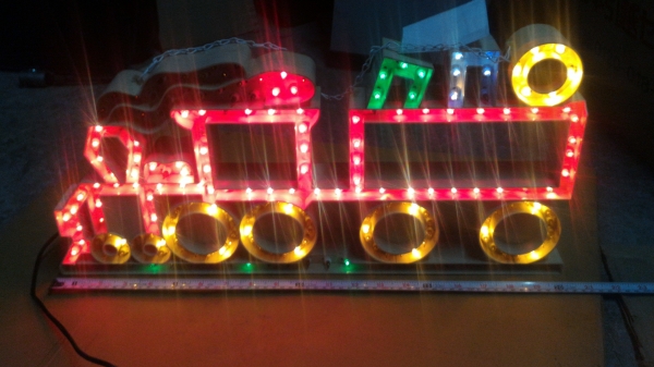 ไฟประดับตกแต่งทำเป็นรูปทรงรถไฟกระพริบมีลูกเล่นต่างๆ ใว้ตกแต่งภายในร้านตัวอาคารให้เป็นจุดเด่นน่าสนใน