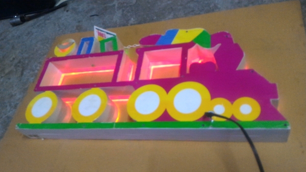 ไฟประดับตกแต่งทำเป็นรูปทรงรถไฟกระพริบมีลูกเล่นต่างๆ ใว้ตกแต่งภายในร้านตัวอาคารให้เป็นจุดเด่นน่าสนใน