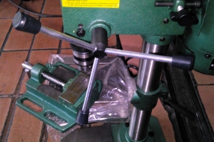 สว่านแท่น SUPER KING ให้พร้อมปากกาจับชิ้นงาน สูง 60 cm.มอเตอร์ 1/3 แรงม้า จับดอกสว่านได้ถึง 13 มม. ปรับสปีดได้ 5 ระดับ