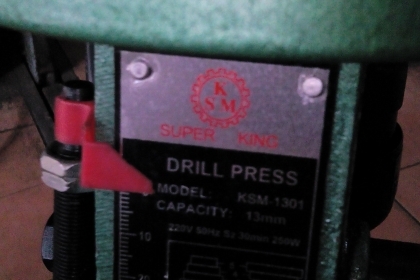 สว่านแท่น SUPER KING ให้พร้อมปากกาจับชิ้นงาน สูง 60 cm.มอเตอร์ 1/3 แรงม้า จับดอกสว่านได้ถึง 13 มม. ปรับสปีดได้ 5 ระดับ