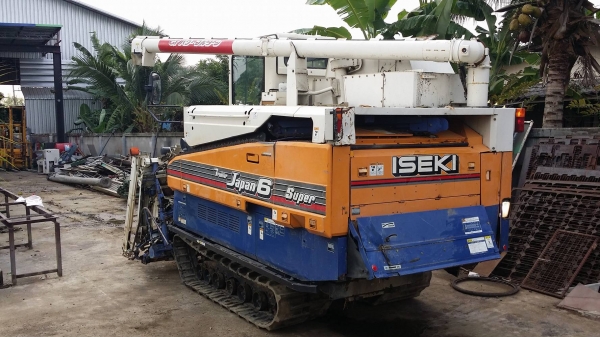 รถเกี่ยวข้าวพร้อมนวดข้าวในตัว แบบนั่งขับ เก่าญี่ปุ่น ISEKI  รุ่น Japan 6 (02) สภาพสวย ตู้แอร์ มีวิทยุ มีที่ปัดน้ำฝน แทรคยางสามารถปรับขึ้นลงได้ มีท่อส่งข้าว มีถังอุ้มข้าว เครื่องยนต์ติดง่ายพร้อมใช้งาน ไม่เคยใช้งานในไทย