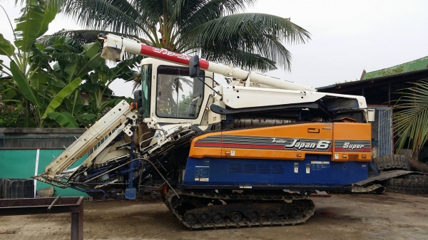 รถเกี่ยวข้าวพร้อมนวดข้าวในตัว แบบนั่งขับ เก่าญี่ปุ่น ISEKI  รุ่น Japan 6 (02) สภาพสวย ตู้แอร์ มีวิทยุ มีที่ปัดน้ำฝน แทรคยางสามารถปรับขึ้นลงได้ มีท่อส่งข้าว มีถังอุ้มข้าว เครื่องยนต์ติดง่ายพร้อมใช้งาน ไม่เคยใช้งานในไทย