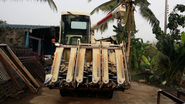 รถเกี่ยวข้าวพร้อมนวดข้าวในตัว แบบนั่งขับ เก่าญี่ปุ่น ISEKI  รุ่น Japan 6 (02) สภาพสวย ตู้แอร์ มีวิทยุ มีที่ปัดน้ำฝน แทรคยางสามารถปรับขึ้นลงได้ มีท่อส่งข้าว มีถังอุ้มข้าว เครื่องยนต์ติดง่ายพร้อมใช้งาน ไม่เคยใช้งานในไทย