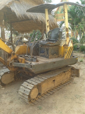 KOMATSU  รถแบคโฮ 20 ขาย 180,000 บาท