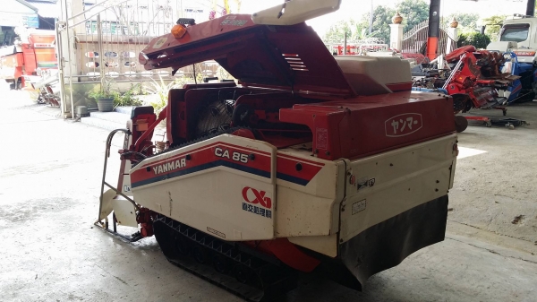รถเกี่ยวข้าวพร้อมนวดข้าวในตัว แบบนั่งขับ เก่าญี่ปุ่น  YANMAR   รุ่น CA85 เกี่ยวข้าว 2 แถว สภาพสวย  เครื่องยนต์ดีเซล