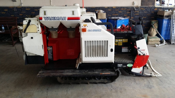 รถเกี่ยวข้าวพร้อมนวดข้าวในตัว แบบนั่งขับ เก่าญี่ปุ่น  YANMAR   รุ่น CA125 เกี่ยวข้าว 2 แถว สภาพสวย  เครื่องยนต์ดีเซล