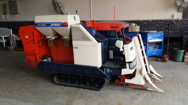 รถเกี่ยวข้าวพร้อมนวดข้าวในตัว แบบนั่งขับ เก่าญี่ปุ่น  KUBOTA   รุ่น ACE  R1-151 เกี่ยวข้าว 2 แถว เครื่องยนต์ดีเซล งาสไลด์ สภาพสวย