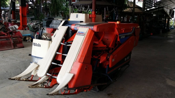 รถเกี่ยวข้าวพร้อมนวดข้าวในตัว แบบนั่งขับ เก่าญี่ปุ่น  KUBOTA   รุ่น ACE  R1-151 เกี่ยวข้าว 2 แถว เครื่องยนต์ดีเซล งาสไลด์ สภาพสวย