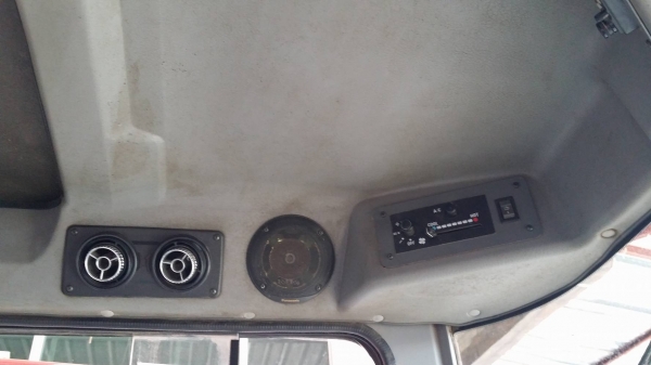 รถเกี่ยวข้าวพร้อมนวดข้าวในตัว แบบนั่งขับ เก่าญี่ปุ่น ISEKI  รุ่น Japan 6 Super (02) สภาพสวย ตู้แอร์ มีวิทยุ มีที่ปัดน้ำฝน แทรคยางสามารถปรับขึ้นลงได้ มีท่อส่งข้าว มีถังอุ้มข้าว มีชุดสับฟางด้านท้าย