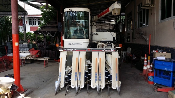 รถเกี่ยวข้าวพร้อมนวดข้าวในตัว แบบนั่งขับ เก่าญี่ปุ่น ISEKI  รุ่น Japan 6 Super (02) สภาพสวย ตู้แอร์ มีวิทยุ มีที่ปัดน้ำฝน แทรคยางสามารถปรับขึ้นลงได้ มีท่อส่งข้าว มีถังอุ้มข้าว มีชุดสับฟางด้านท้าย