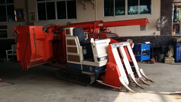 รถเกี่ยวข้าวพร้อมนวดข้าวในตัว แบบนั่งขับ เก่าญี่ปุ่น KUBOTA รุ่น R1-301 เกี่ยวข้าว 3 แถว เครื่องยนต์ดีเซล มีท่อส่งข้าว มีถังอุ้มข้าว มีชุดสับฟาง สภาพสวย รถเกี่ยวข้าวพร้อมนวดข้าวในตัว แบบนั่งขับ เก่าญี่ปุ่น KUBOTA รุ่น R1-301 เกี่ยวข้าว 3 แถว เครื่องยนต์ดีเซล มีท่อส่งข้าว มีถังอุ้มข้าว มีชุดสับฟาง สภาพสวย