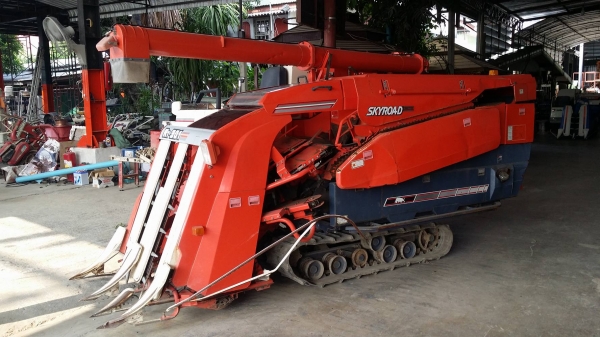 รถเกี่ยวข้าวพร้อมนวดข้าวในตัว แบบนั่งขับ เก่าญี่ปุ่น  KUBOTA รุ่น R1-301 เกี่ยวข้าว 3 แถว เครื่องยนต์ดีเซล มีท่อส่งข้าว มีถังอุ้มข้าว มีชุดสับฟาง สภาพสวย